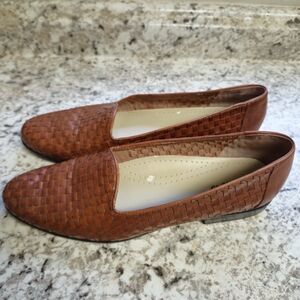 Trotters Liz Brown Woven Leather Flats Womens Size 10.5N 1/2” Heel